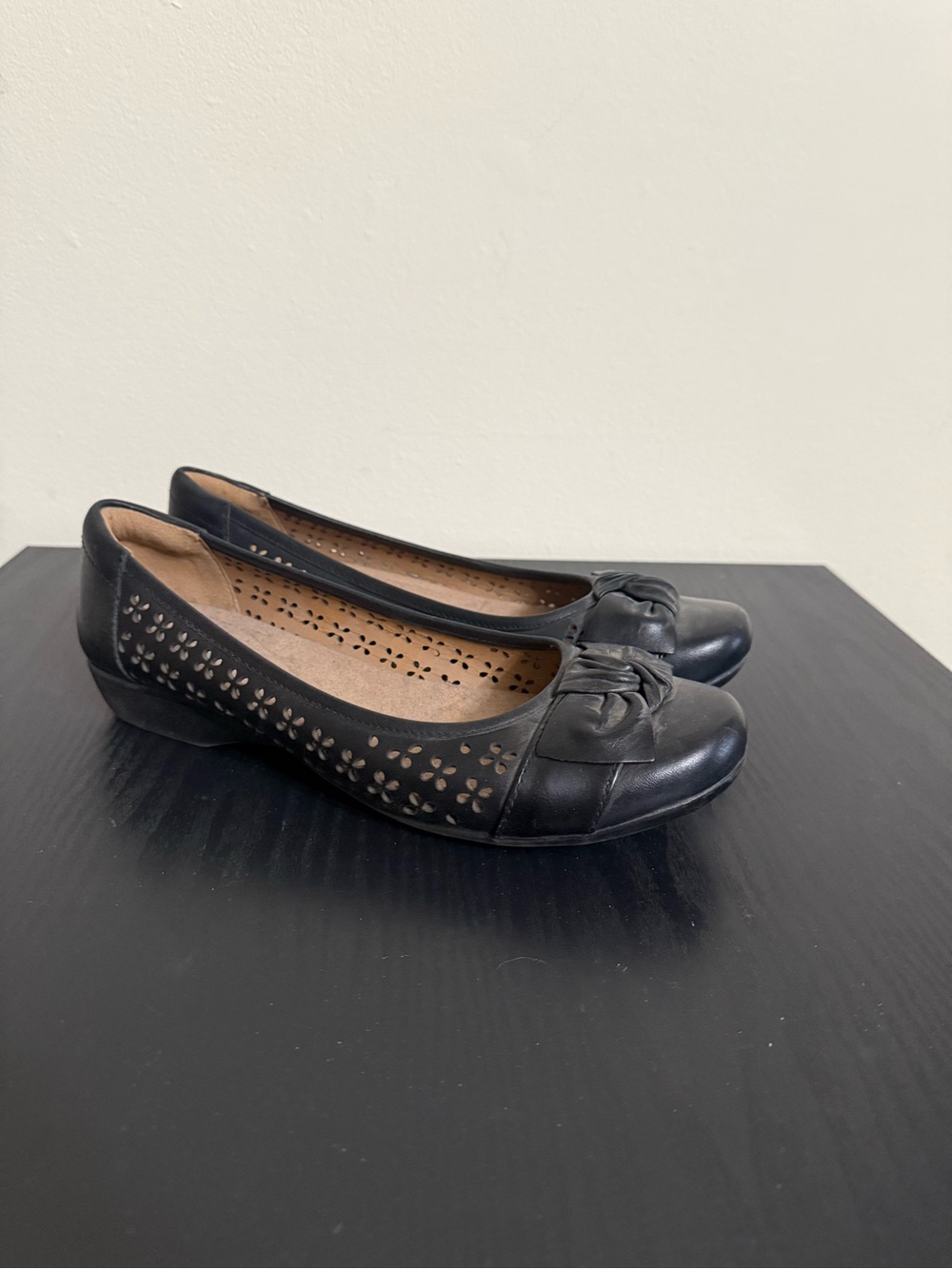 Clarks Leather Shoes Sz 8.5 Propose Band Black Low-Heel Comfort Flats Cut Out